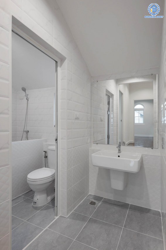 บ้านมือสองตกแต่งใหม่ โครงการ นราวดี  วงแหวน-พระราม5 เนื้อที่กว้าง 58.5 ตร.ว. พื้นที่ใช้สอย 157.3 ตร.ม. ฟังก์ชัน 4  ห้องนอน (ห้องนอนชั้นล่าง 1 ห้อง) 4 ห้องน้ำ 2 ที่จอดรถ บนทำเลติดถนนนครอินทร์ เดินทางง่าย เชื่อมต่อถนนกาญจนาภิเษก, ถนนนครอินทร์, ถนนราชพฤกษ์, ถนนพระราม5 ใกล้จุดขึ้นทางด่วน "ศรีรัช"